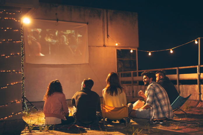shutterstock_1361799455 cinema outdoor em casa