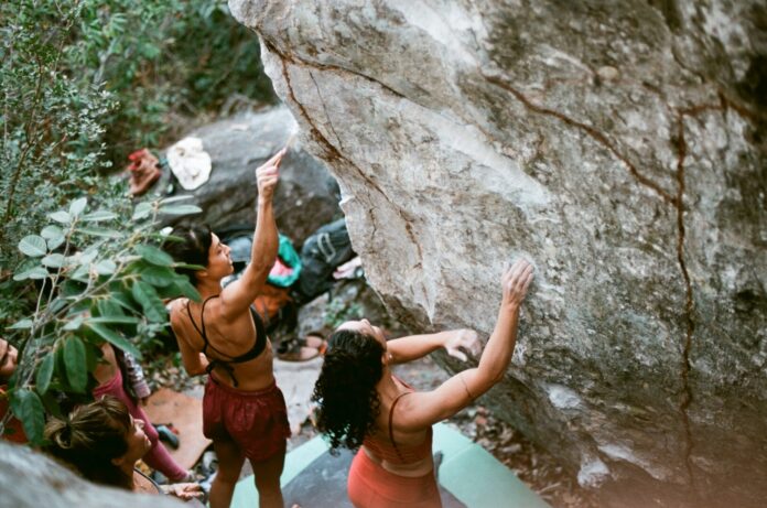 Photo 2 Bella_Montiel_Aerocolor_4423_jun24_-03 Filme Rocha, Substantivo Feminino no Rocky Spirit Play